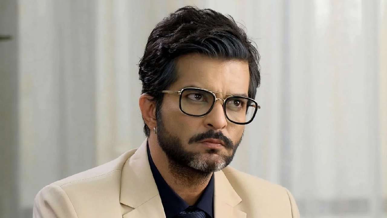 एजे लीला घरी परत आल्यावर लीला अंतराचं कपाट उघडायला जाते आणि एजे ते पाहतो. अंतराच्या कोणत्याही गोष्टीला हात लावलेलं त्याला आवडत नाही आणि तिथे या चुकीबद्दल एजे लीलाला शिक्षा करतो.  