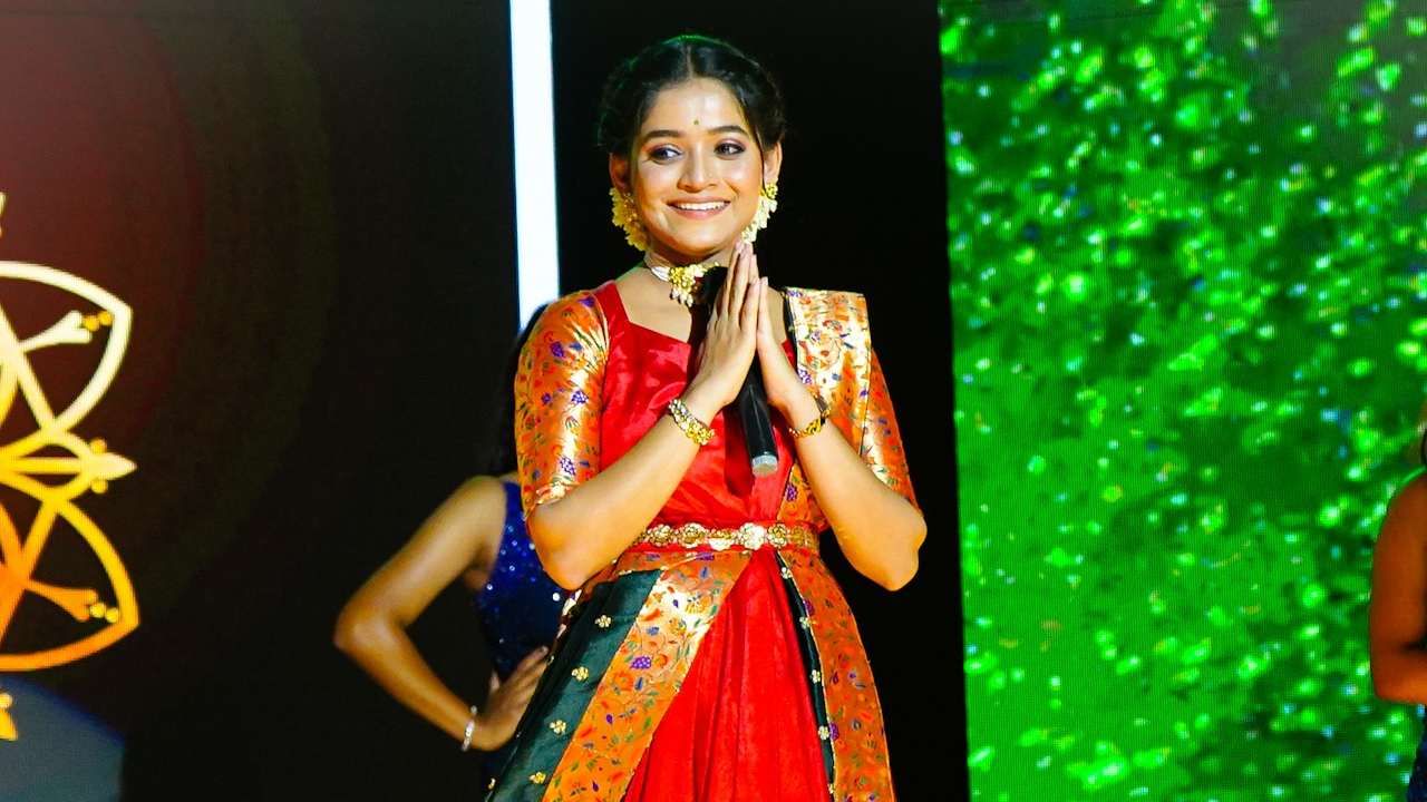 पारूच्या मेहंदीसाठी खास पाहुणेही आले आहेत आणि ते दुसरे तिसरे कोणी नसून अहिल्या, दिशा आणि दामिनी आहेत. दिशा कार्यक्रमात खोळंबा घालायला जाते. परंतु अहिल्या सर्व संभाळून घेते.