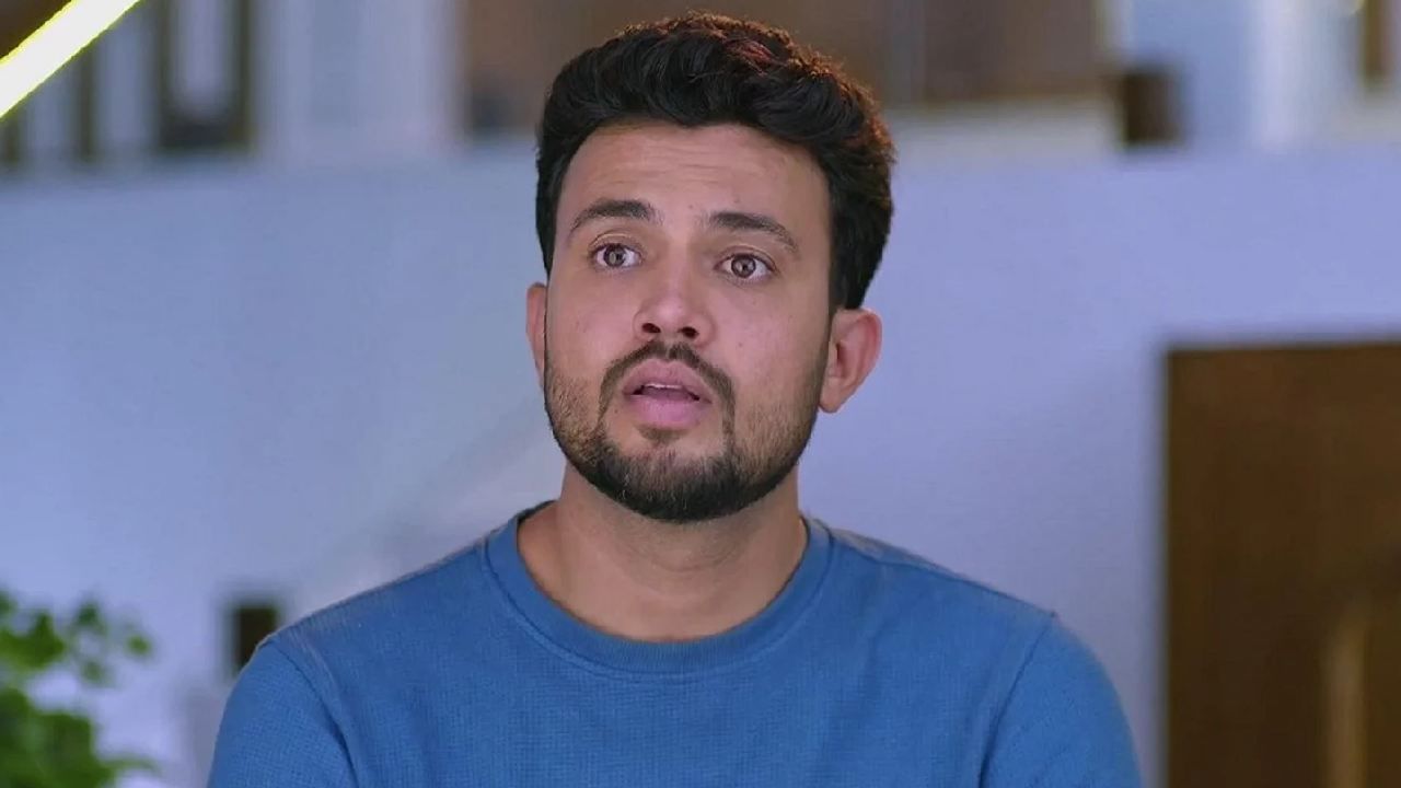 मंदिरात देवदर्शनासाठी सगळे गेलेले असताना आदित्य हाच आपलं सर्वस्व आहे हे पारूला जाणवतं. हळदीच्या रात्री पारू हरीशला, आपल्या आणि आदित्यच्या लग्नाचं सत्य सांगते.