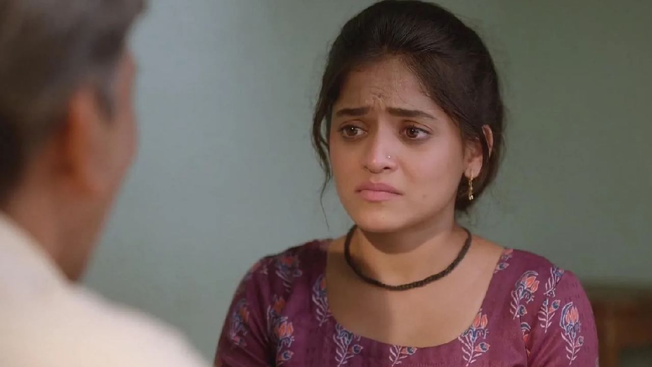 घरात लग्नाची तयारी जोरात सुरू झाली आहे. लग्नाचे सगळे कार्यक्रम मारुतीच्या म्हणजेच पारूच्या घरासमोर होणार आहेत. हळद फोडण्याचा कार्यक्रम पारूच्या घरी सुरु होतो आणि तिथे पारू आपल्या पहिल्या लग्नाचं सत्य हरीश समोर उलगडण्याचं ठरवते.