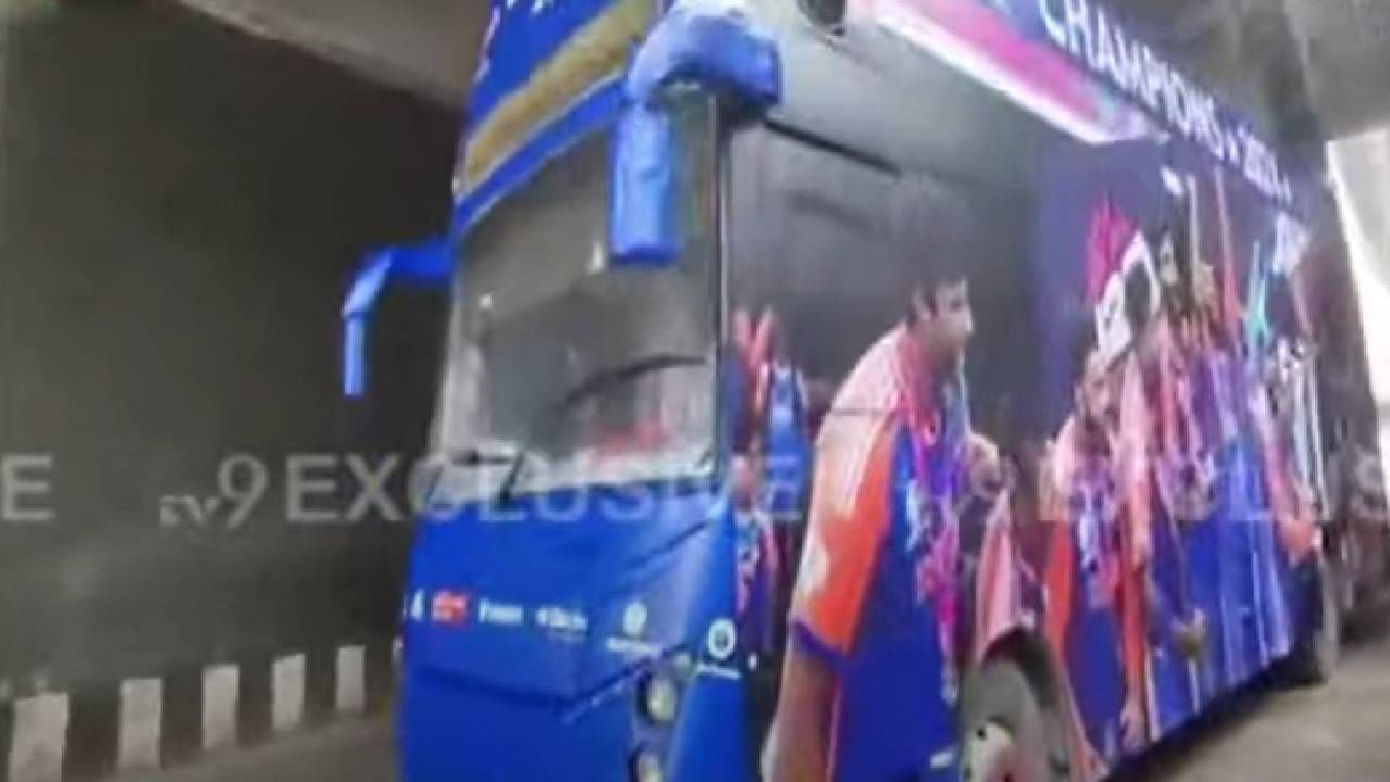मरीन ड्राइव्ह ते वानखेडे स्टेडियम हा मुंबईतील टीम इंडियाच्या व्हिक्ट्री परेडचा मार्ग आहे. संध्याकाळी 5.00 वाजता निघणाऱ्या या व्हिक्ट्री परेडमध्ये सहभागी होण्याच आवाहन करण्यात आलं आहे.