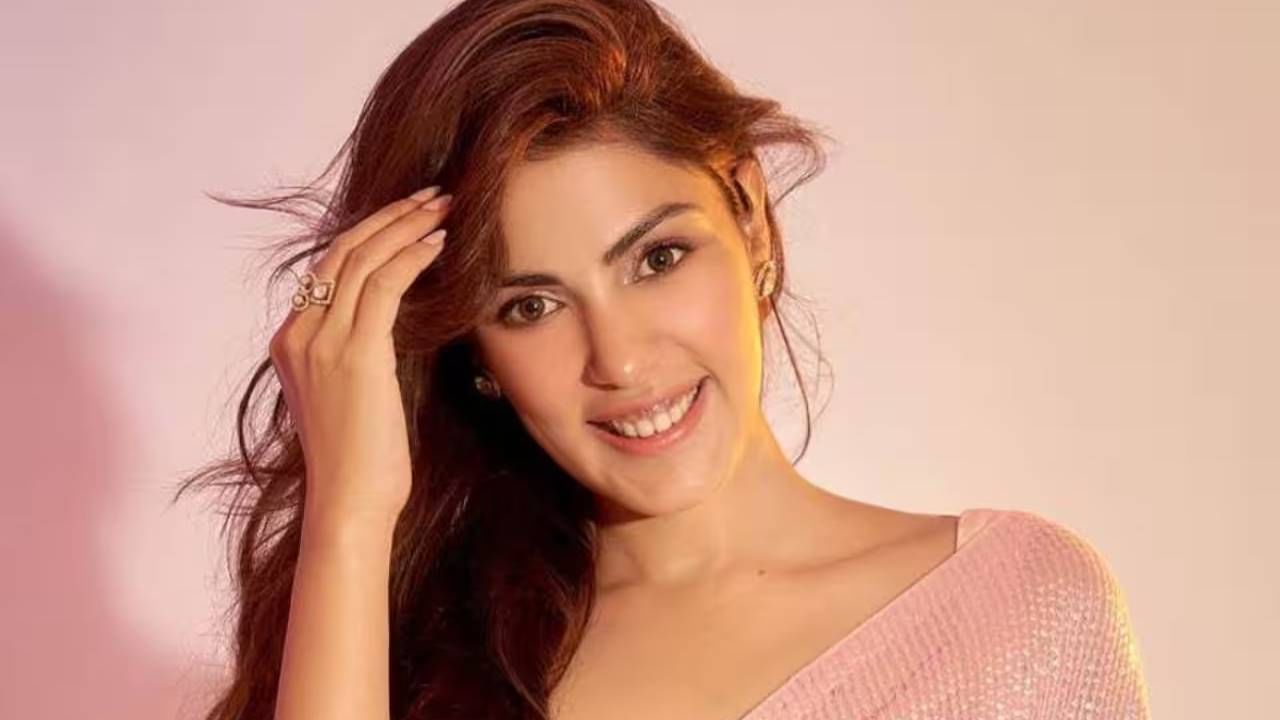 एका चित्रपटासाठी 30 लाख रुपये फीस रिया चक्रवर्ती घेते. चेहरे चित्रपटात  रिया चक्रवर्ती शेवटी दिसली होती. लोकांमध्ये रियाबद्दल संताप बघायला मिळतो. 