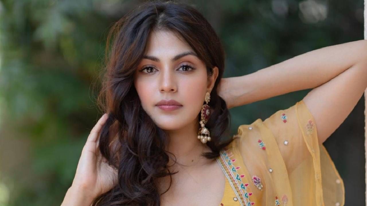 रिया चक्रवर्ती हिच्याकडे कोणतेही चित्रपट सध्या नाहीत किंवा कोणत्या मालिकांमध्येही ती भूमिका गेल्या काही वर्षांपासून करत नाही, तरीही अत्यंत लग्झरी लाईफ जगताना रिया चक्रवर्ती दिसते. 