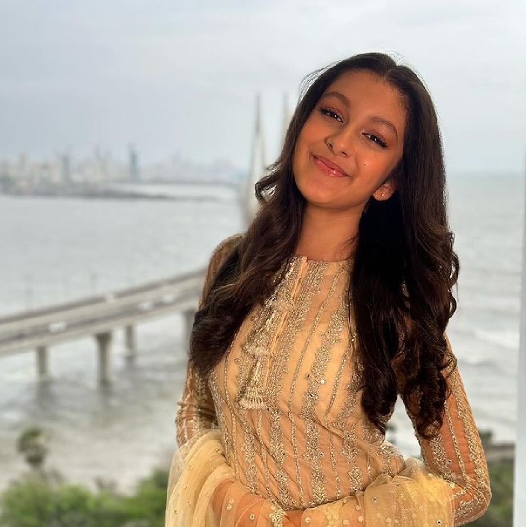 ही स्टारकिड दुसरी-तिसरी कोणी नसून दाक्षिणात्य सुपरस्टार महेश बाबू यांची मुलगी सितारा आहे. वडील महेश बाबू आणि आई नम्रता शिरोडकर यांच्यासोबत ती अंबानींच्या लग्नसोहळ्याला पोहोचली होती.