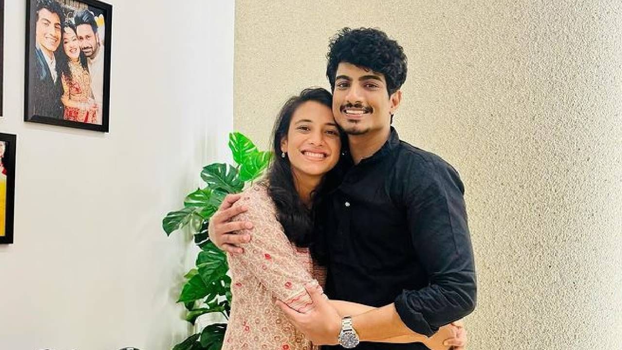 #5 असं कॅप्शन देत पलाशने स्मृतीसोबतचे फोटो पोस्ट केले आहेत. यातील पहिल्या फोटो मध्ये दोघं सोबत केक कापताना दिसत आहेत, तर दुसऱ्या फोटोमध्ये दोघांनी फोटोसाठी एकत्र पोझ दिला आहे. हे फोटो पाहताच स्मृतीचा बॉयफ्रेंड नेमका आहे तरी कोण, असा प्रश्न नेटकऱ्यांना पडला.