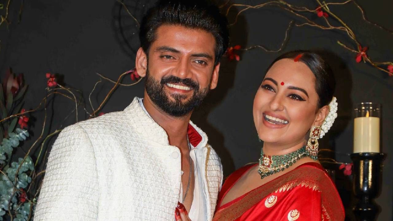 सोनाक्षी सिन्हा ही नेहमीच पापाराझींना बोलताना दिसते. सोनाक्षी सिन्हाने सात वर्ष झहीर इक्बाल याचा डेट केले आणि मग लग्नाचा निर्णय घेतला.