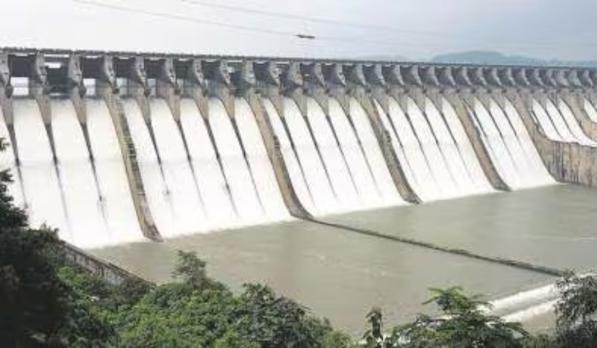 जून आणि जुलैच्या सुरुवातीपर्यंत पावसाने दडी मारल्याने यंदा धरणं भरणार की नाही असा प्रश्न उपस्थित होत होता. कारण धरणांनी तळ गाठला होता. तुळशी पाठोपाठ तानसा धरणही भरुन वाहू लागली आहे.
