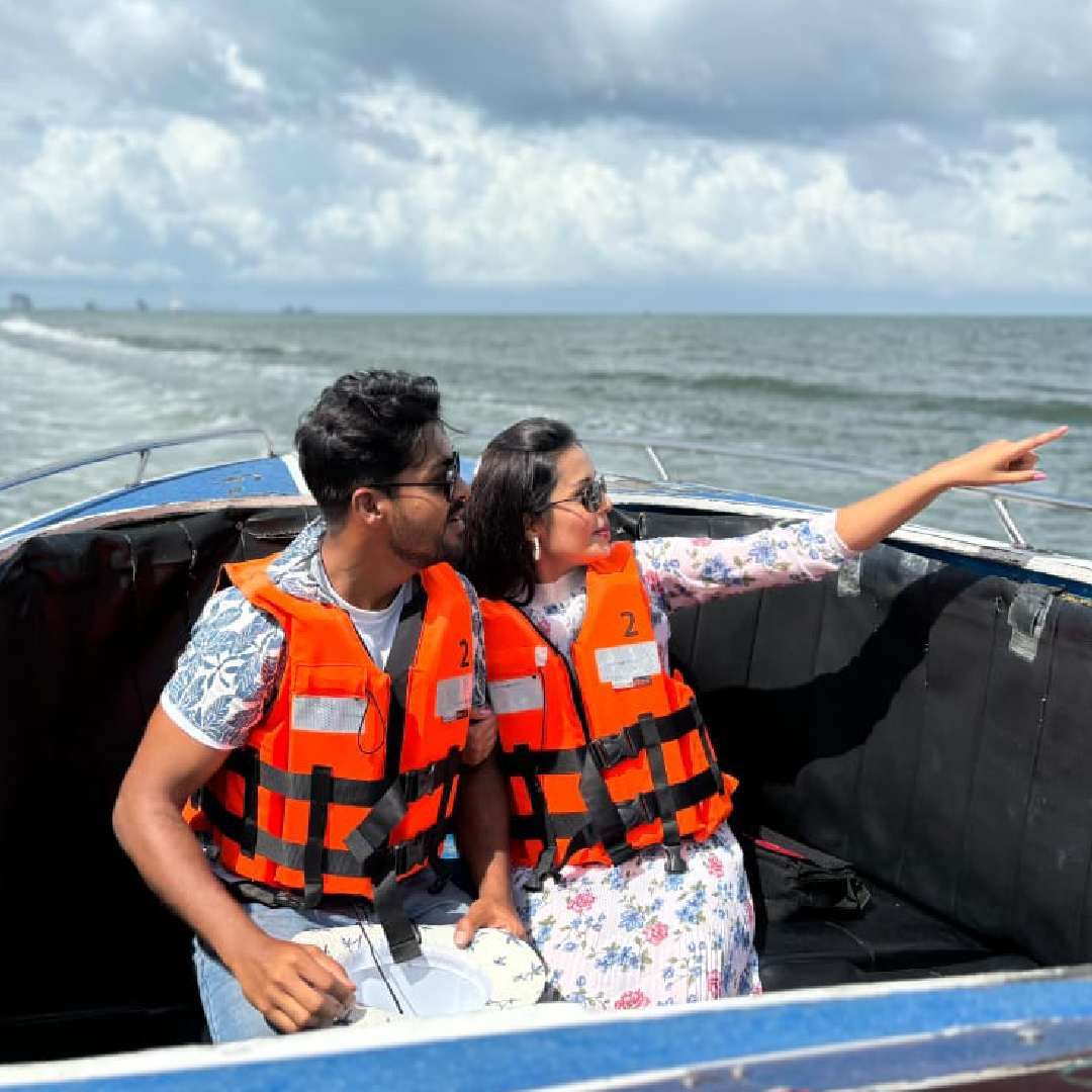 तिथे शूटिंगचं सगळं सांभाळणं ही एक वेगळीच तारेवरची कसरत होती. नवीन देश आणि तिथे जाऊन वेगवेगळ्या ठिकाणी शूटिंगची परवानगी काढणे, तिकडच्या भाषेमध्ये संवाद साधून काम करणे अवघड होतं. पण त्यात खूप मज्जा आली. अधिपती-अक्षरावर चित्रित झालेलं गाणं एका आयलँडवर शूट केलंय,