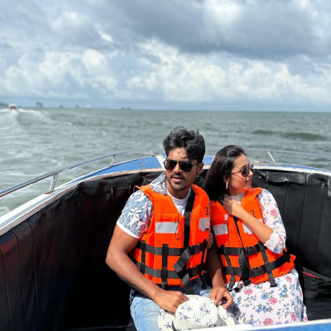 सध्या सोशल मीडियावर एकाच व्हिडिओचा कल्ला सुरु आहे, तो म्हणजे अधिपती-अक्षराचा थायलंडमधील 'कहो ना प्यार हैं' गाण्याचा प्रोमो. जो थायलंडच्या समुद्रकिनाऱ्यावर शूट केला गेला आहे. अधिपती-अक्षरा हनिमूनसाठी थायलंडला गेले आहेत.
