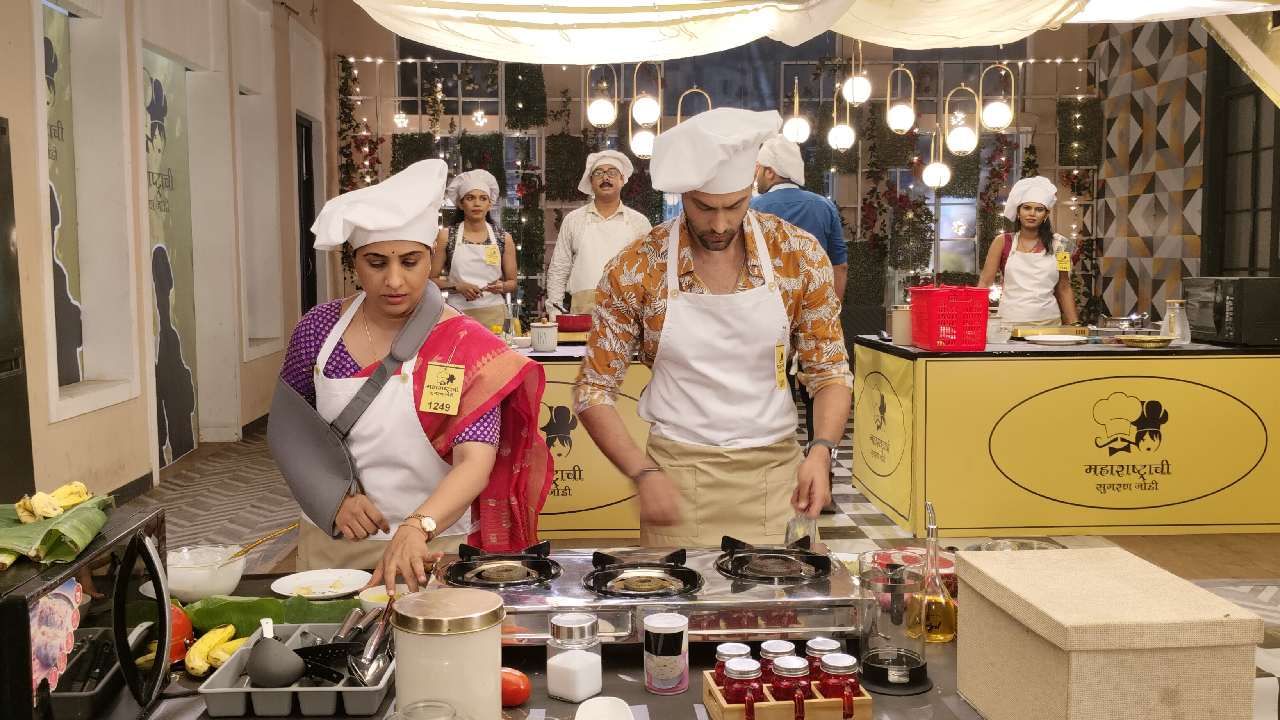 देशमुख कुटुंबाचा अविभाज्य भाग अर्थातच समृद्धी बंगल्यावर अनिरुद्ध आणि संजनाने हक्क दाखवला आहे. समृद्धी निवासाचा ताबा पुन्हा मिळवण्यासाठी अरुंधतीला पैश्यांची अत्यंत गरज होती. त्यामुळेच तिने महाराष्ट्राची सुगरण जोडी या स्पर्धेत मिहीर शर्मासोबत सहभाग घेतला.