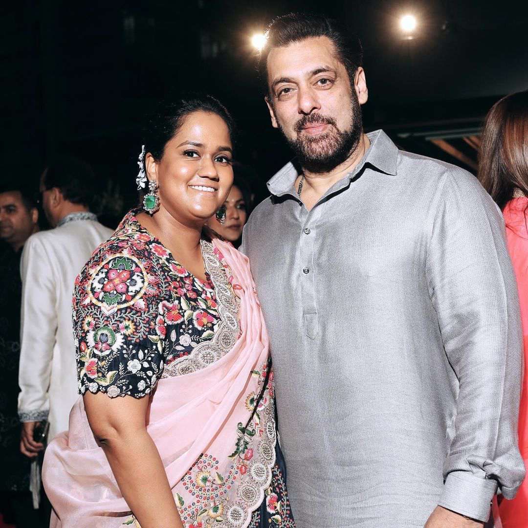 आयुषने अर्पिता खानशी 18 नोव्हेंबर 2014 रोजी लग्न केलं. या दोघांना आयात ही मुलगी आणि अहिल हा मुलगा आहे. “जे लोक असा विचार करतात की मी सलमान भाईचे पैसे उडवतो, त्यांना मी हे सांगू इच्छितो की मी कधीच त्याच्याकडून पैसे घेतले नाहीत, असं त्याने स्पष्ट केलं होतं.  