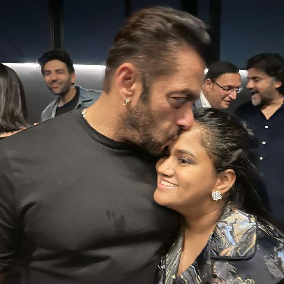 सलीम खान यांनी अभिनेत्री हेलन यांच्याशी दुसरं लग्न केलं होतं. हेलन आणि सलीम यांना कोणतीच मुलं नाहीत. एकेदिवशी मॉर्निंग वॉकला जाताना त्यांची नजर एका छोट्या मुलीवर गेली. एक छोटी मुलगी फुटपाथवर तिच्या आईच्या मृतदेहाजवळ उभी राहून रडत होती.  