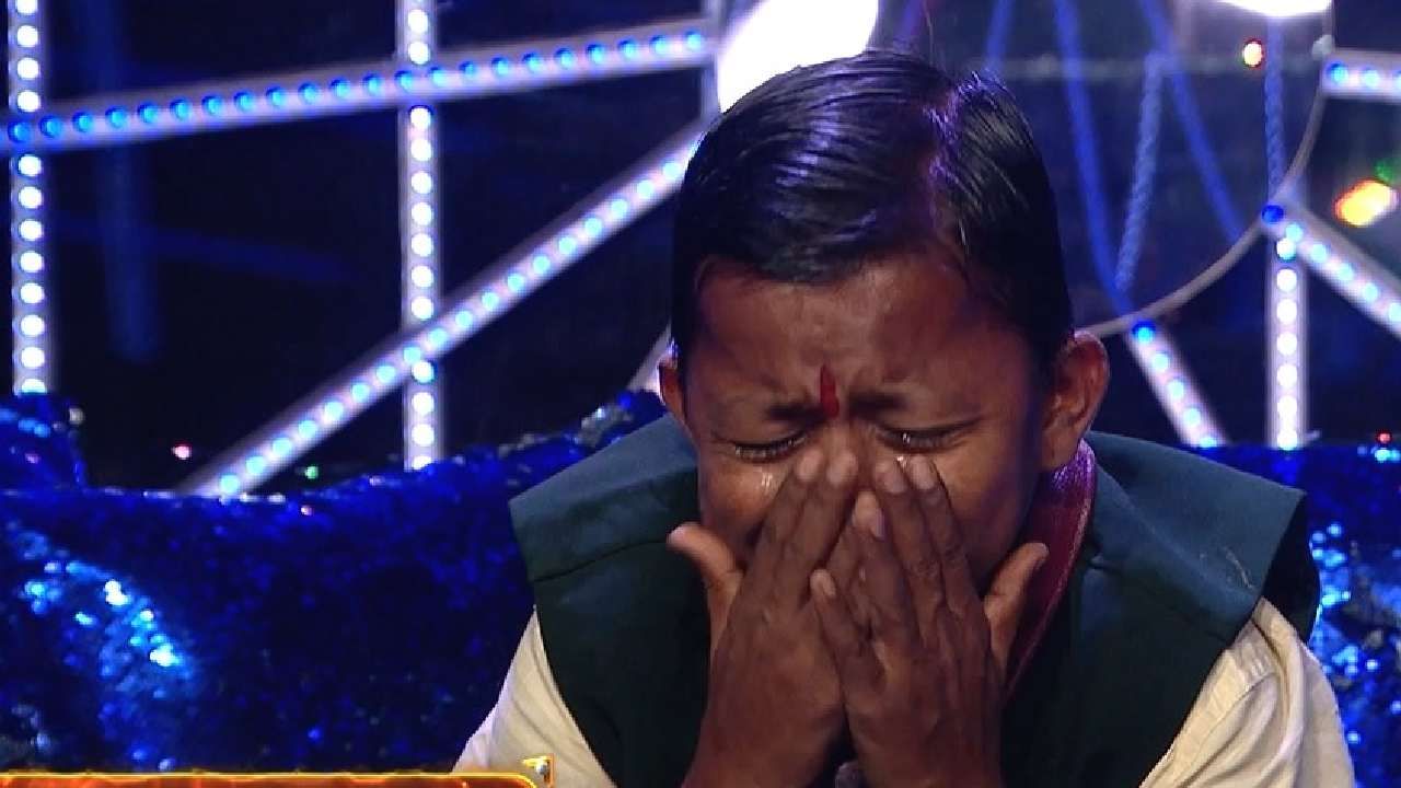'बिग बॉस मराठी'च्या घरात नेहमी हंगामा करणारे सदस्य भावूक झाल्याचं दिसत आहे. 'बिग बॉस मराठी'च्या घरात कधी कोण कोणाचा मित्र होईल आणि कोण कधी कोणाचा शत्रू होईल हे सांगणं कठीण आहे. त्यामुळे सदस्यांना आपल्या कुटुंबीयांची आठवण येणं स्वाभाविक आहे.