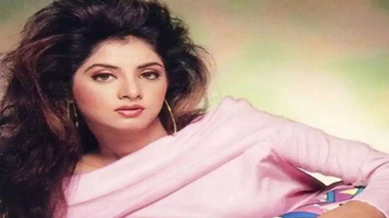 अभिनेत्री दिव्या भारती हिचं निधन देखील फार कमी वयात झालं. तेव्हा अभिनेत्री फक्त 19 वर्षांची होती. घरातील बालकनीतून खाली पडल्यांमुळे अभिनेत्रीचं निधन झालं. पण अभिनेत्रीच्या मृत्यूबद्दल आजही अनेक चर्चा रंगलेल्या असतात.