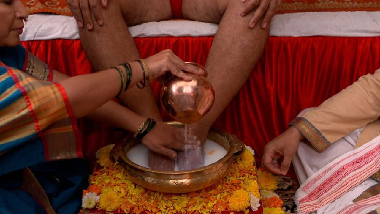 स्वामींचे लाडके सेवेकरी बाळप्पा आणि गया अतिशय भक्तीभावाने स्वामींची पूजा करताना दिसणार आहेत. दरम्यान स्वामींवर दुग्धाभिषेक होताना दिसणार आहे. बेलपत्रांनी शास्त्रोक्त पद्धतीने विलोभनीय पूजा होणार आहे. शंकराची सहस्त्र नामं घेत ती स्वामी चरणावर वाहिली जातील.