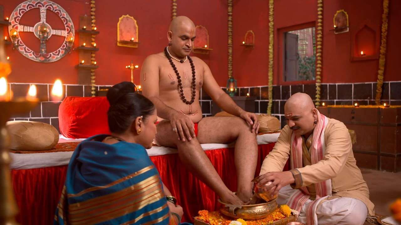 या संपूर्ण पूजेला स्वामींच्या भक्त उद्धराची अक्कलकोटमधली एक गोष्ट जोडली गेली आहे. महादेवांच्या भेटीची आस बाळगलेल्या गौरीला स्वामींमधल्या शिवतत्वाच्या दिव्य अनुभूतीचा प्रारंभ श्रावणी सोमवार विशेष भागापासून सुरू होणार आहे.