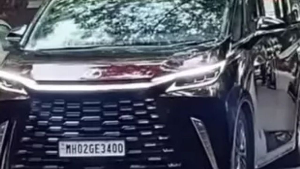 जान्हवी कपूर हिने Toyota Lexus ही घेतलीये. रिपोर्टनुसार ही कार महागड्या गाड्यांपैकी एक आहे. ही अत्यंत लग्झरी अशी गाडी आहे. ही कार तब्बल अडीच कोटीची आहे.