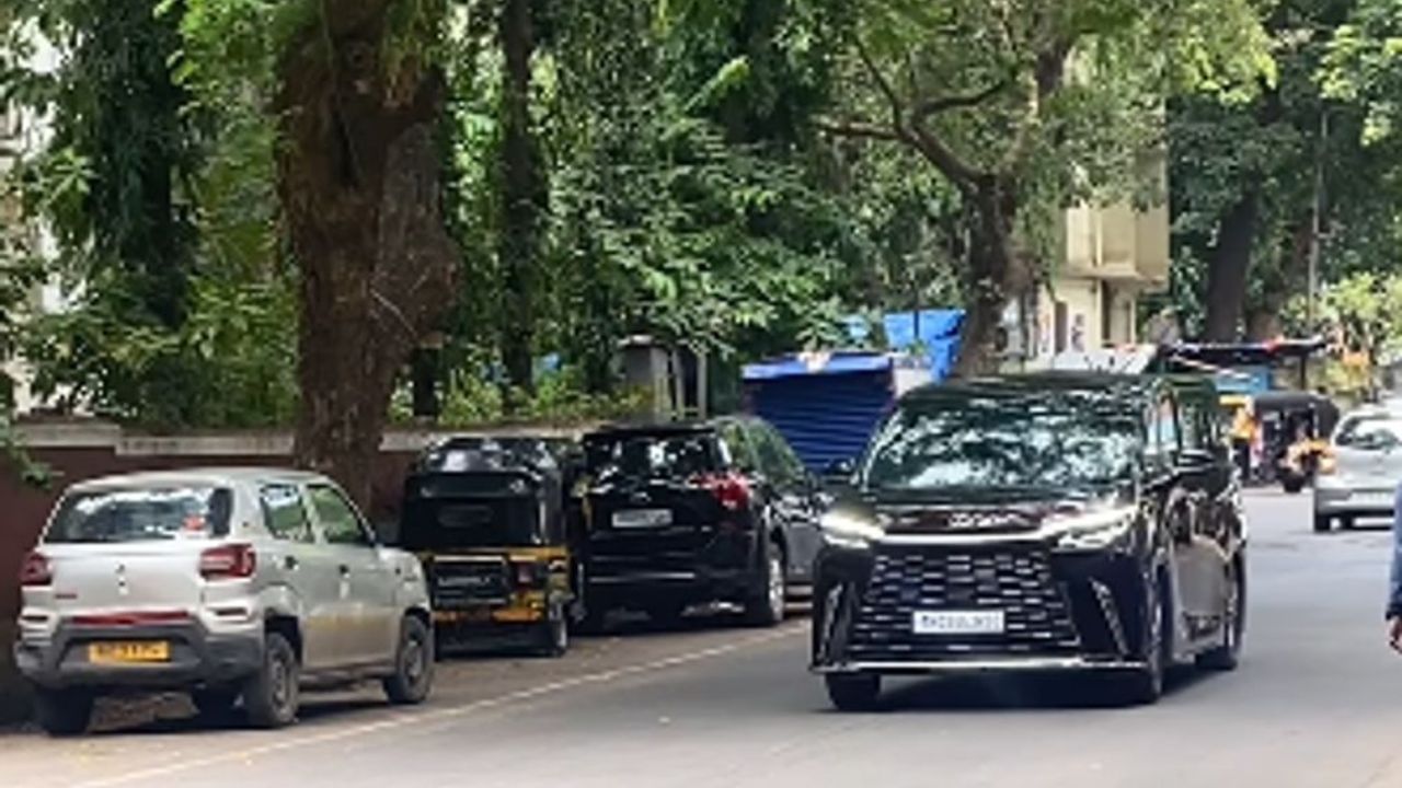 जान्हवी कपूर हिच्याकडे मोठे कार कलेक्शन आहे. आता नुकतीच जान्हवी कपूर हिने अत्यंत महागडी कार खरेदी केलीये.