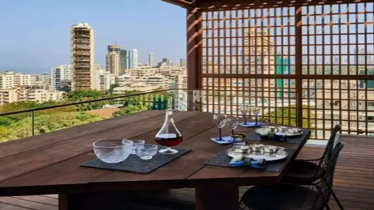 जुही चावला आता अभिनय विश्वात सक्रिय नसली तरी, कोणत्या न कोणत्या कारणामुळे चर्चेत असते. आजही जुहीच्या चाहत्यांची संख्या कमी झालेली नाही.
