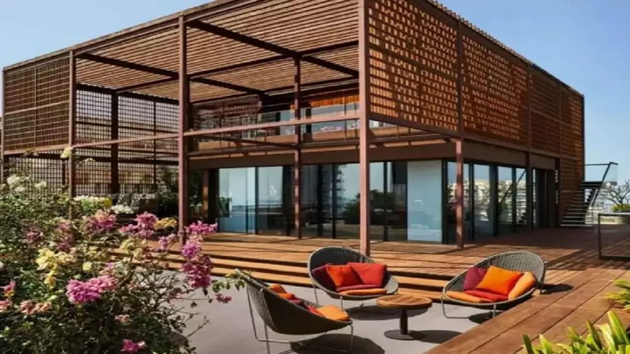 जुही सोशल मीडियावर कायम सक्रिय असते. सोशल मीडियावर तिच्या चाहत्यांची संख्या देखील फार मोठी आहे. चाहत्यांच्या संपर्कात राहण्यासाठी अभिनेत्री फोटो आणि व्हिडीओ सोशल मीडियावर पोस्ट करत असते.