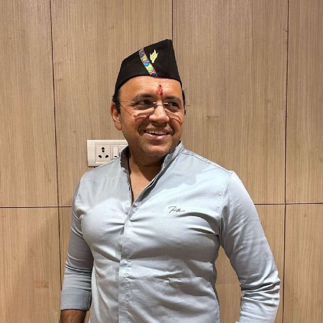 हा व्हिडीओ खूप व्हायरल झाला असून त्यावर नेटकऱ्यांकडून विविध प्रतिक्रिया समोर येत आहेत. अखेर मंदार यांनीच त्यावर मौन सोडलं आहे. मंदार यांनी त्यांच्या इन्स्टाग्राम अकाऊंटवर एक व्हिडीओ पोस्ट केला आहे.