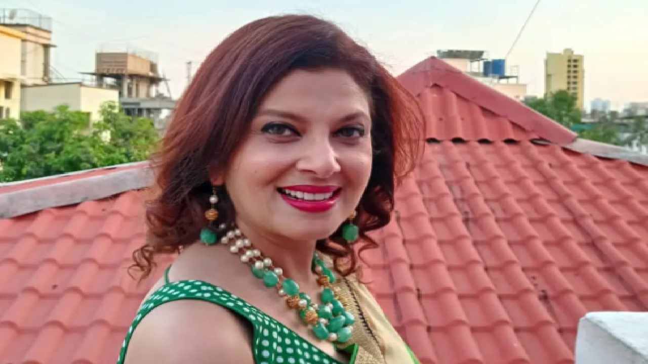 मराठी चित्रपट सृष्टीत 80-90 चा काळ वर्षा उसगांवकर यांनी गाजवला. अभिनय, नृत्याच्या बळावर महाराष्ट्रात स्वत:ची एक ओळख बनवली. वर्षा उसगांवकर आता बिग बॉसमुळे चर्चेत आहे. बिग बॉसच्या घरातील त्यांची प्रत्येक कृती चर्चेचा विषय ठरत आहे. 