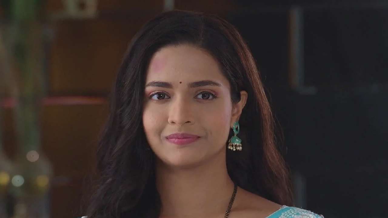 ती एजेचे पैसे त्यांना परत करण्याचं ठरवते आणि वाटेल ते काम करायला तयार होते. लीलाची जिद्द पाहून एजे तिला आपल्या हॉटेलमध्ये काम करण्याचा सल्ला देतो. एजे लीलाला त्याच्या हॉटेलमध्ये वेटरचं काम करायला सांगतो.