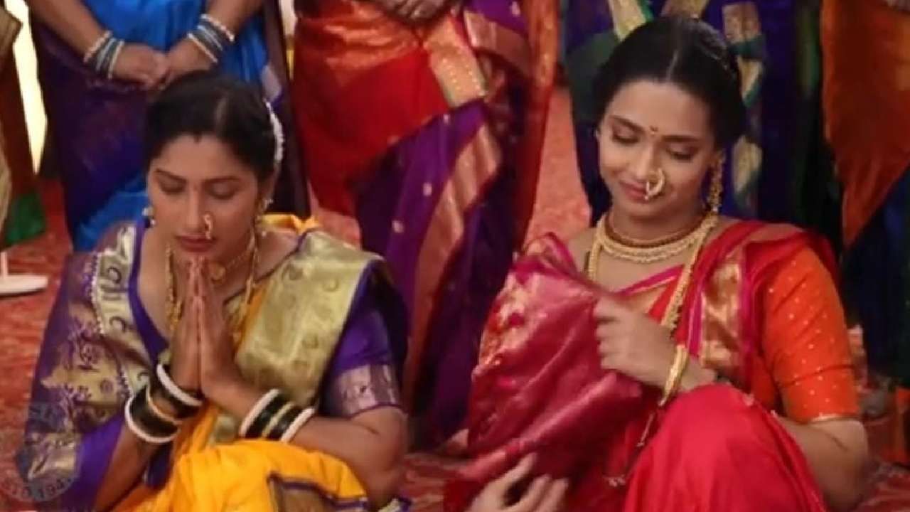 पण या मंगळागौरीत फक्त खेळ नाही तर रेवतीच्या आयुष्याशी खेळणाऱ्या विक्रांतचंही सत्य सर्वांसमोर येणार आहे. लीलाच्या मंगळागौरीत लीलासमोर विक्रांतचं सगळं सत्य समोर येतं आणि हे पूजाला म्हणजेच विक्रांतच्या बायकोलादेखील कळतं.