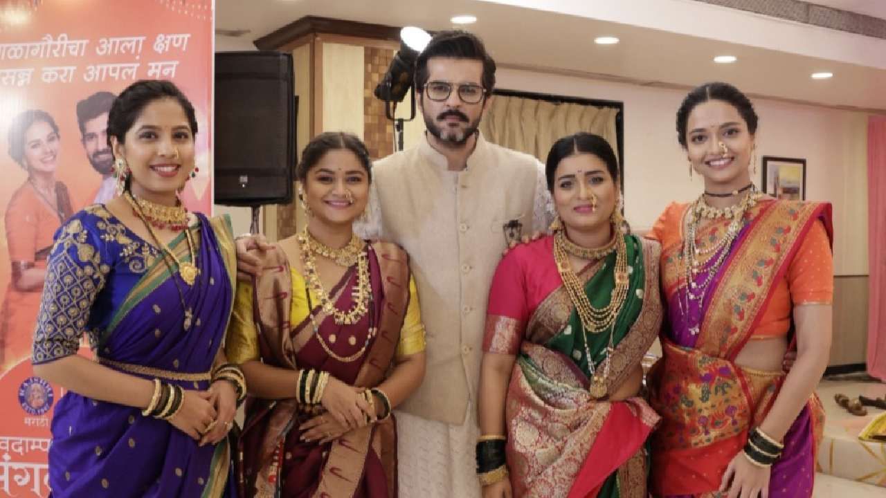 विशेष म्हणजे या खेळात लीलासोबत एजेसुद्धा सहभागी झाला होता. प्रेक्षकांना लवकरच मालिकेत हा क्षण पाहता येईल. 'नवरी मिळे हिटलरला' ही मालिका दररोज रात्री 10 वाजता झी मराठी वाहिनीवर प्रेक्षकांच्या भेटीला येते.