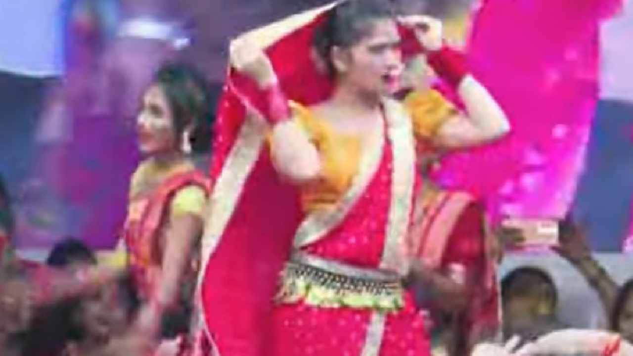 दहीहंडी उत्सवाच्या निमित्ताने गौतमी पाटील आज मागाठाणे येथे आमदार प्रकाश सुर्वे यांच्या मतदारसंघात आली होती. प्रकाश सुर्वे दरवर्षी भव्य स्वरुपात दहीहंडी उत्सवाच आयोजन करतात.