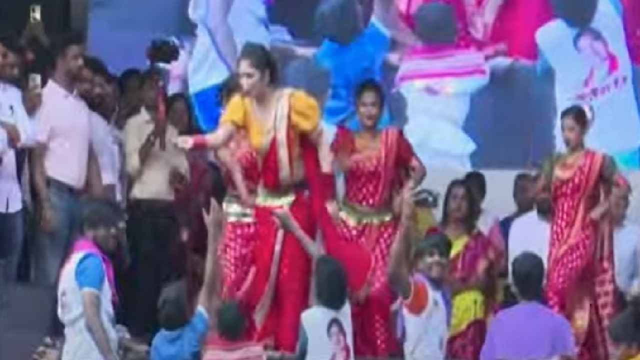 गौतमी पाटील हिने तिच्या डान्सचा जलवा दाखवताच समोरच्या गर्दीकडूनही तिला तसाच प्रतिसाद मिळाला. गौतमी पाटील संपूर्ण महाराष्ट्रातील कार्यक्रम हाऊस फुल्ल असतात. जीव ओवाळून टाकणारे चाहते ही गौतमीची आणखी एक खासियत आहे.