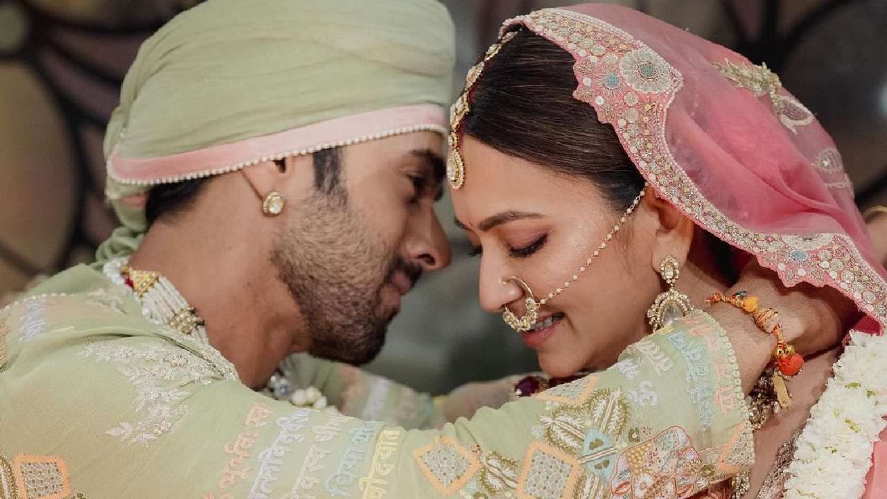 पुलकित आणि क्रिती हे लग्नाआधी चार-पाच वर्षांपासून एकमेकांना डेट करत होते. ‘पागलपंती’ या चित्रपटात काम करताना दोघं एकमेकांच्या प्रेमात पडले. यानंतर चित्रपटाच्या प्रमोशनदरम्यान त्यांनी प्रेमाची जाहीर कबुली दिली होती. 