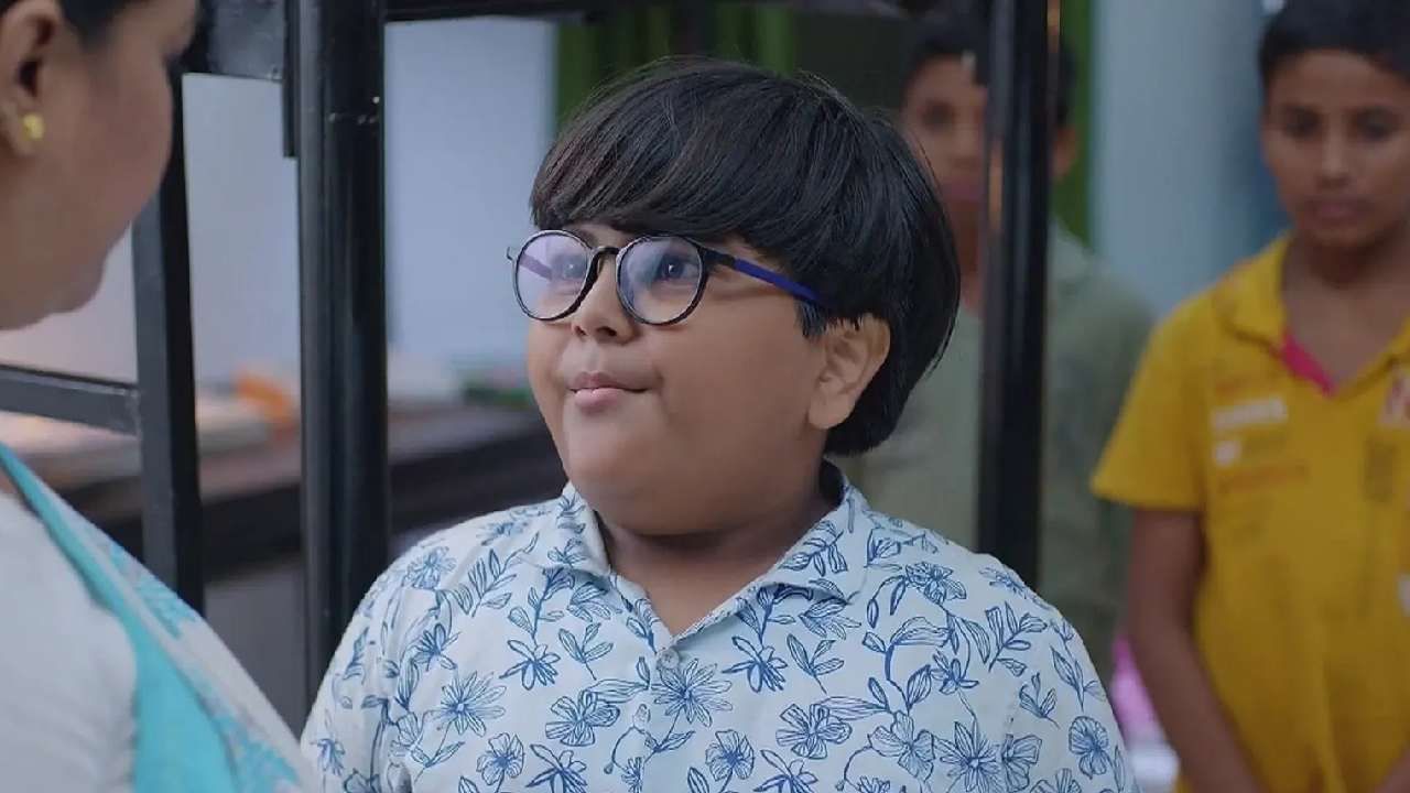 वसुंधरा तिथून गेल्यानंतर बनी ढसाढसा रडायला लागतो. तर इथे जयश्री पाय दुखण्याचं खोटं नाटक करतेय. वॉर्डन बनीची सगळ्यांसोबत ओळख करून देते आणि पूर्ण दिवसाचं रुटीन समजावते.