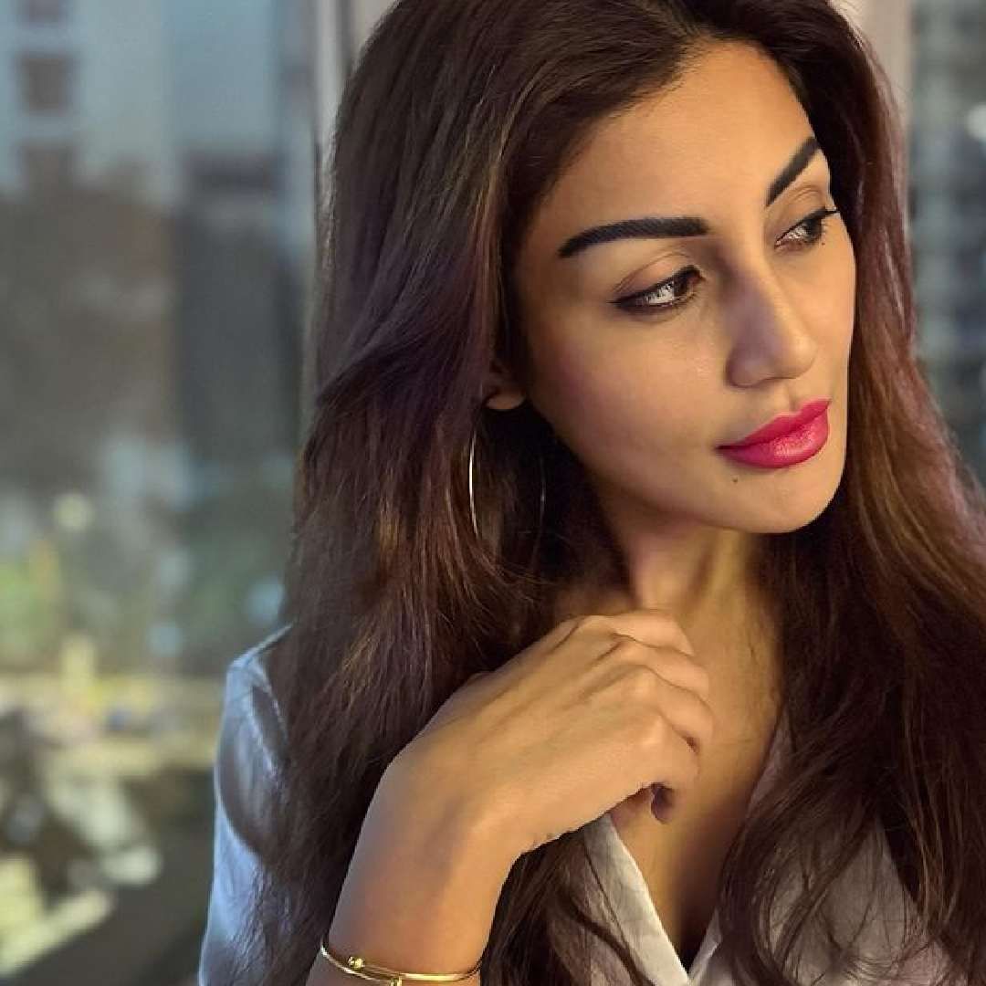 मलासुद्धा फेस लिफ्टिंग ट्रिटमेंट करायची होती पण कदाचित मी वयाची पन्नाशी ओलांडल्यानंतर त्याचा विचार करेन. सध्या इतर गोष्टींनी काम चालून जातंय. सध्या मी दोन डॉक्टरांचा याबाबतीत सल्ला घेते. चांगलं दिसण्यासाठी ते माझी खूप मदत करतात