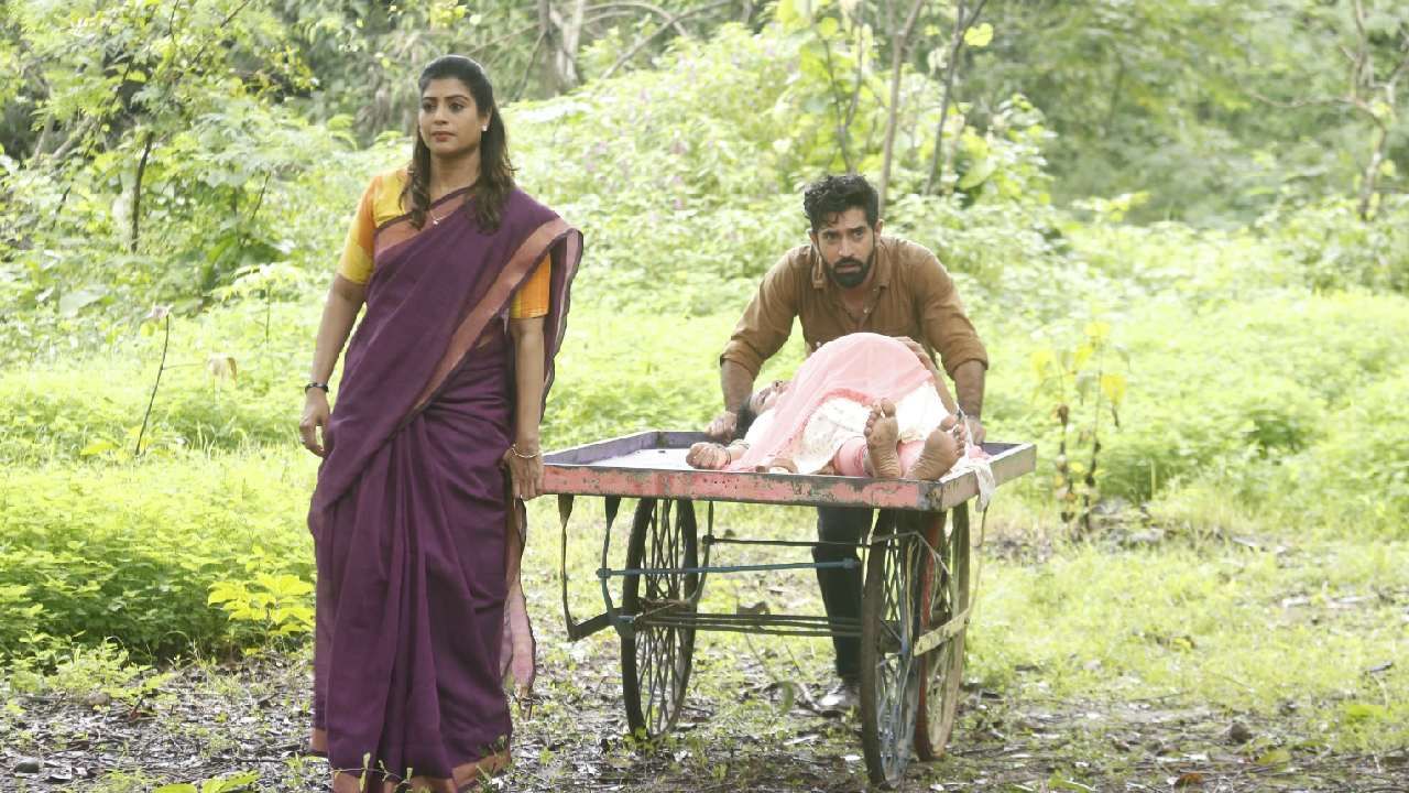 नेत्राला घेऊन जाणारी आणि अद्वैतच्या मदतीला धावून आलेली डॉक्टरचा वेश धारण केलेली त्रिनयना देवी आहे हे त्यांना दिसतं. ती त्रिनयना देवीच्या मंदिरालाच हॉस्पिटल म्हणून सांगत नेत्राला मंदिरात घेऊन जाते.  