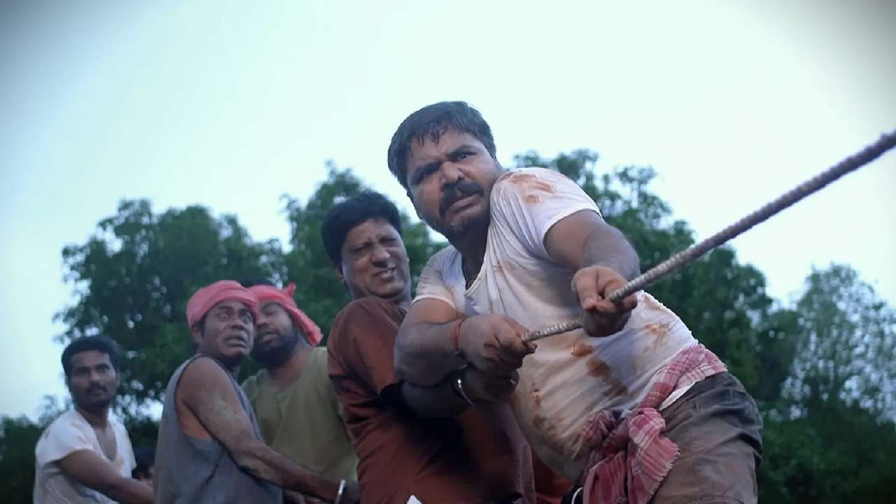 अशीच काहीशी गोष्ट कोलकातामधे घडते. जिथे एका उत्खननात शतग्रीव नामक असूराचा शिलालेख सापडतो. त्या शिलालेखाचं वाचन करताच एक शक्ती जागी होते आणि ती शक्ती पश्चिम बंगालच्या दिशेने प्रवास करताना दिसते.