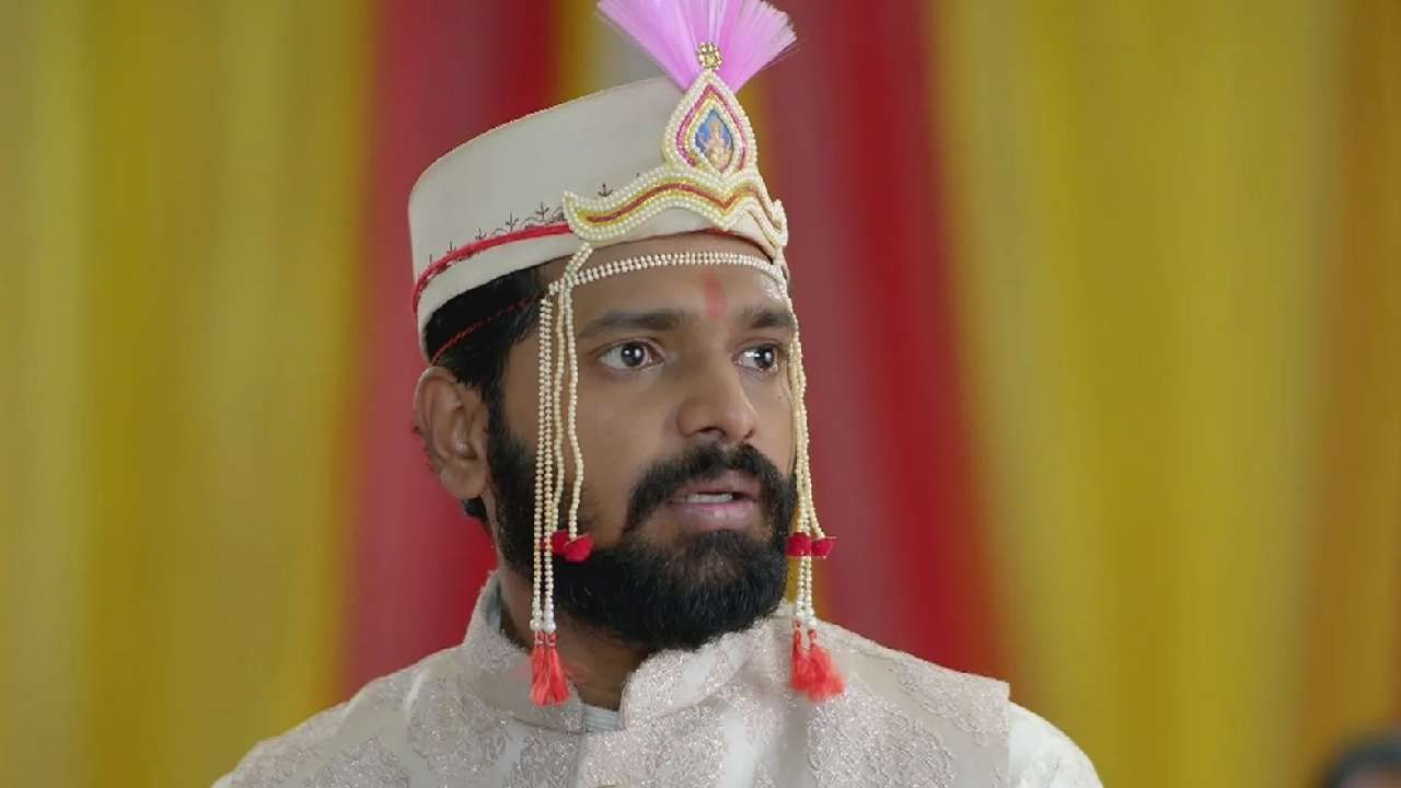 दुसरीकडे श्रीनु  आणि चारू यांचा हळदी समारंभ सुरु असताना ओवी पुरावे गोळा करण्याच्या कामात गुंतलेली आहे. ओवी आपल्या सापळ्यात डॉक्टरला अडकवते आणि ती श्रीनु आणि चारूच्या लग्नाला हजर होते.  