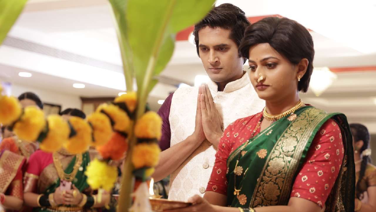 उर्मिला सिताईच्या डोक्याला तेल लावत असताना शिवा हळूच येते आणि स्वतःहून सिताईच्या डोक्याला तेल लावते. हे जेव्हा सिताईच्या लक्षात येतं, तेव्हा ती नाराज होते. एकूणच काय तर शिवा एक परिपूर्ण सुनेसारखी वागायला लागल्याचं दिसून येतंय.  
