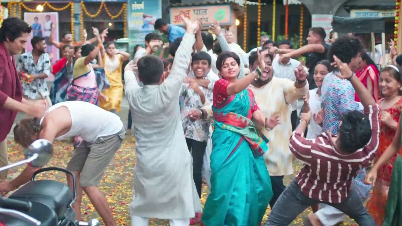 दुसरीकडे चंदन दिव्याला सांगतो की त्याला आजोबांना भेटायला गावी जायचं आहे. चंदन दिव्याला भाजीच्या टेम्पोत बसवून गावी घेऊन जातो. रामभाऊंनी सर्वांसमोर घोषणा करतात की सर्वांना शिवाच्या घरी जेवायला जायचं आहे.  