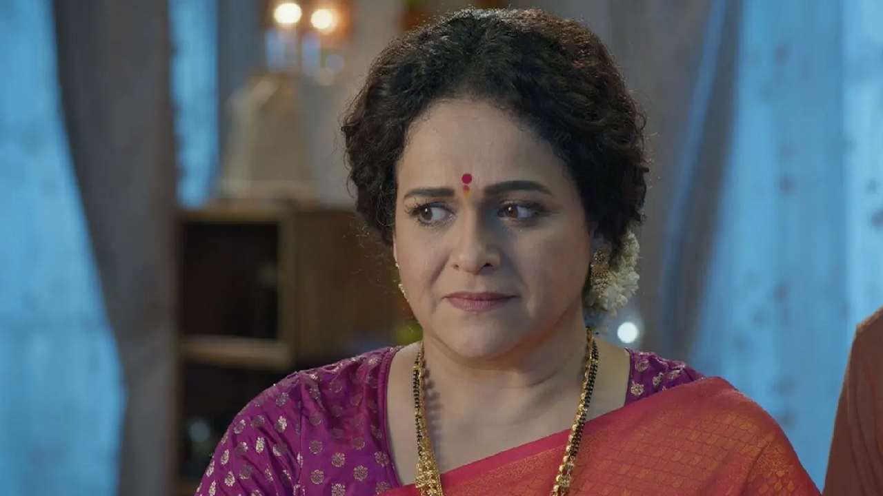 पण घरी येताच सिताई शिवाला शिक्षा देते आणि घरातील गाड्या, अंगण स्वच्छ करायला लावते. शिवा वस्तीत जाऊन पुन्हा तिच्या शिवाच्या कपड्यांमध्ये दहीहंडी फोडते म्हणून  सिताई  शिवाशी अबोला धरते.  