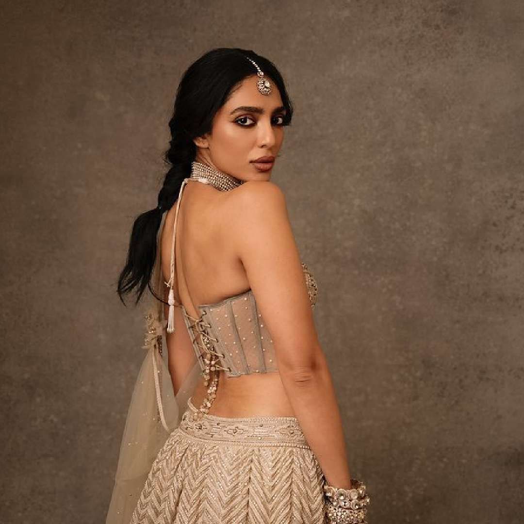 हैदराबादमध्ये नाग चैतन्यचे वडील नागार्जुन यांच्या निवासस्थानीच मोजक्या पाहुण्यांच्या उपस्थितीत सोभिता आणि नाग चैतन्य साखरपुडा करणार असल्याचं समजतंय. या साखरपुड्याचा पहिला फोटो स्वत: नागार्जुन शेअर करणार आहेत.