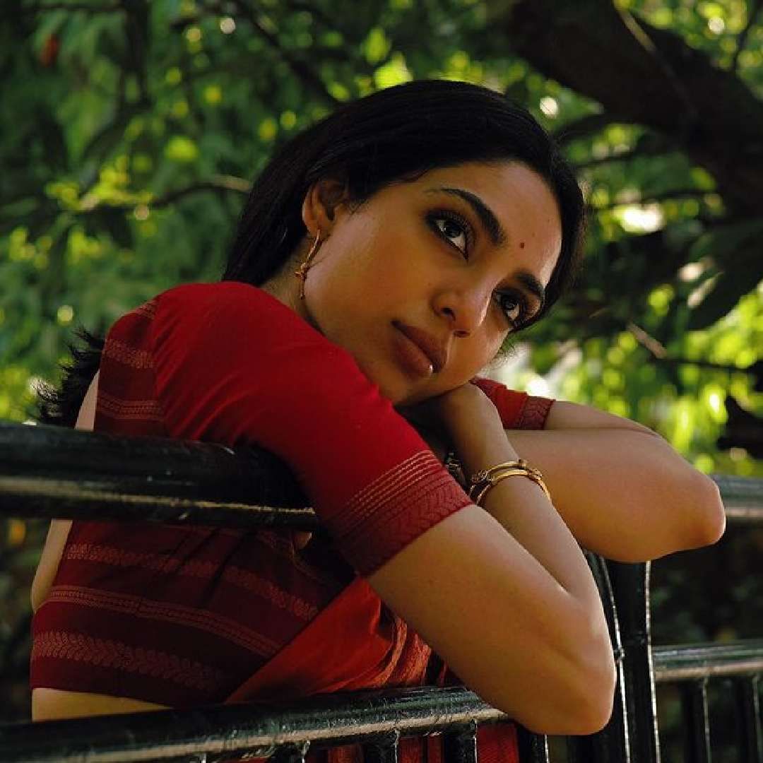 सोभिताने 2013 मध्ये 'फेमिना मिस इंडिया अर्थ'चा किताब पटकावला होता. यानंतर तिने मॉडेलिंग आणि अभिनयविश्वात पदार्पण केलं. सोभिताने हिंदी आणि तेलुगू चित्रपटांमध्ये काम केलंय. 2023 मध्ये तिने हॉलिवूडच्या 'मंकी मॅन'मध्येही भूमिका साकारली होती.