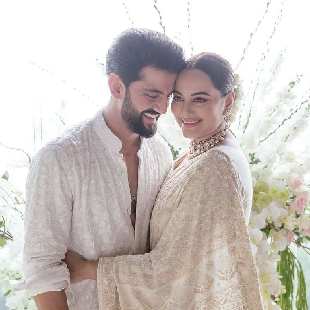 सोनाक्षी आणि झहीर हे दोघं नुकतेच एका पार्टीला गेले होते. सोनाक्षी वेळेचं काटेकोर पालन करत असल्याने तिने झहीरला पार्टीला एक तास आधीच नेलं होतं. त्यामुळे तो एक तास पार्टीत घालवणं झहीरसाठी खूप कठीण झालं होतं.  