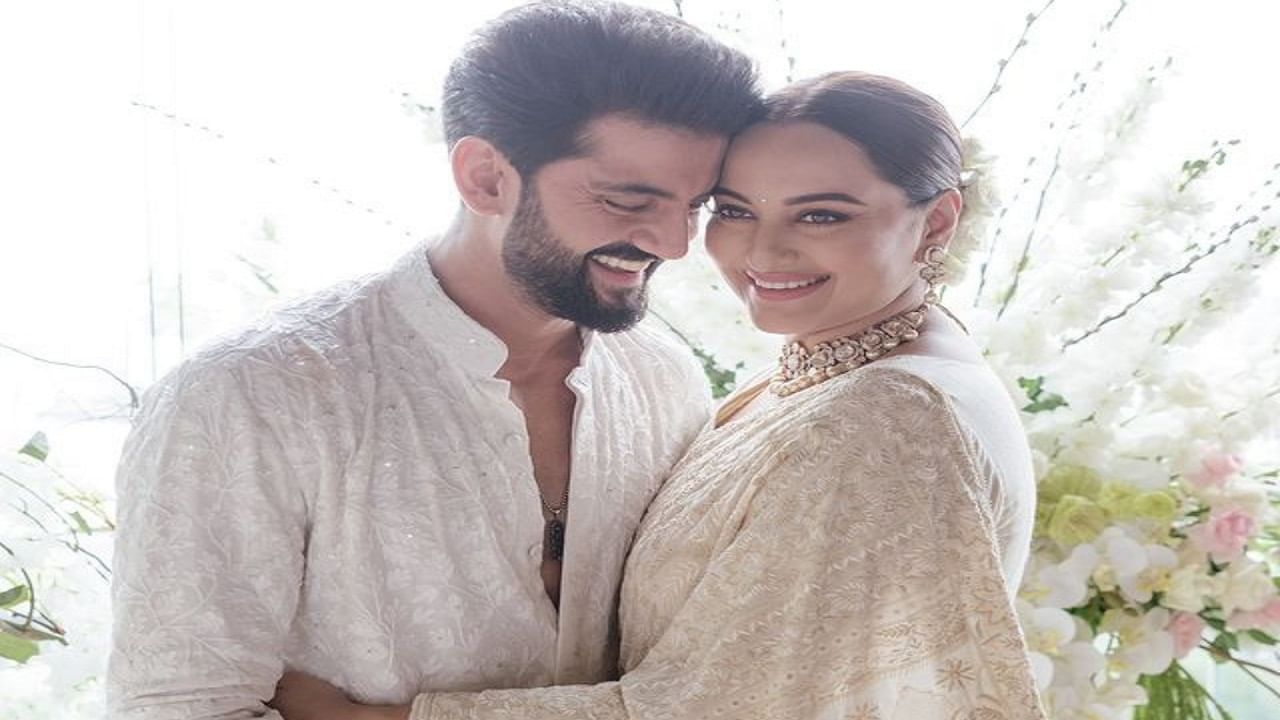 झहीर आणि सोनाक्षी कायम एकमेकांवर असलेलं प्रेम व्यक्त करताना दिसतात. सोशल मीडियावर दोघांचे अनेक फोटो आणि व्हिडीओ व्हायरल होत असतात.
