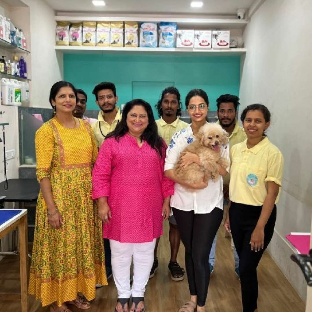 मुंबईतल्या दादरमधील गोखले रोडवर वल्लरीचं हे सलून आहे. याठिकाणी अभिनेत्री सुकन्या कुलकर्णी यांनीसुद्धा त्यांच्या पाळीव मांजरीसोबत भेट दिली होती. मांजरीच्या ग्रुमिंगसाठी त्या वल्लरीच्या सलूनमध्ये पोहोचल्या होत्या.