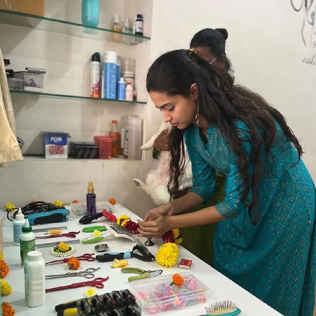 'नवरी मिळे हिटलरला' या मालिकेतून वल्लरीला चांगलीच लोकप्रियता मिळत आहे. याआधी तिने काही मालिका आणि चित्रपटांमध्येही भूमिका साकारल्या आहेत.