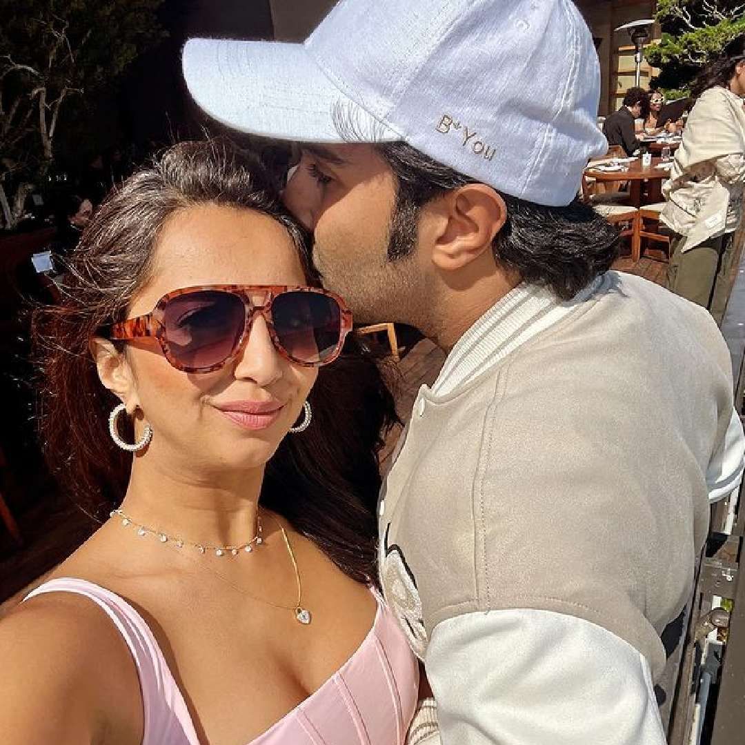 आलेखा ही मुंबईतील उद्योजिका असून तिने डेलॉइट या कंपनीत हॉस्पिटॅलिटी सल्लागार म्हणून काम करत करिअरची सुरुवात केली. काही वर्षे लॉस एंजिलिसमधील डेलॉइटमध्ये काम केल्यानंतर आलेखा मुंबईत परतली.  