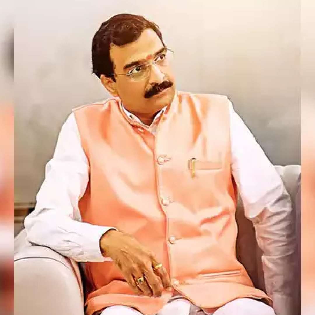 शंभूराज देसाई- एकनाथ शिंदे यांनी शिवसेनेत बंड केल्यानंतर त्यांना पाठिंब देणाऱ्या नेत्यांपैकी एक म्हणजे शंभुराज देसाई. 'धर्मवीर 2'मध्ये त्यांची भूमिका अभिजीत थीटे यांनी साकारली आहे.
