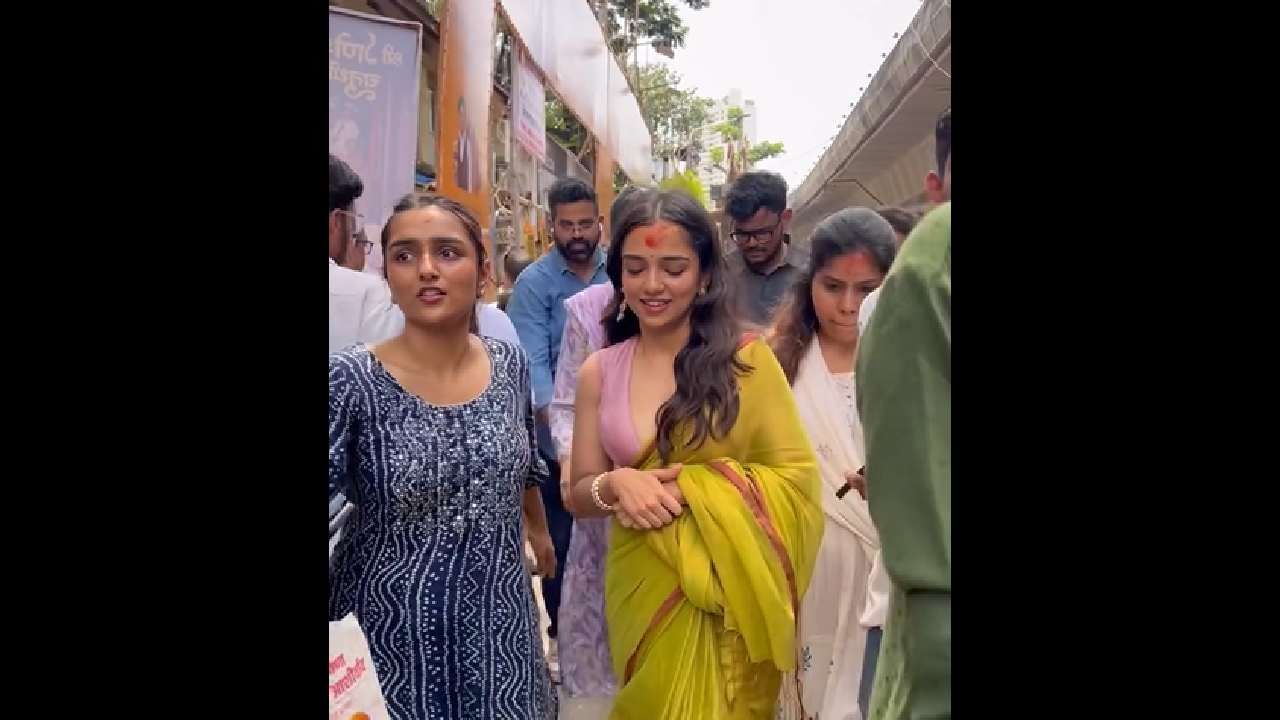 गणपती बाप्पाच्या दर्शनाला असे कपडे घालून येतात आणि त्यांचा व्हीआयपी ट्रीटमेंट दिली जाते, अशा शब्दांत नेटकऱ्यांनी राग व्यक्त केला आहे. एहसास चन्ना ही 25 वर्षांची असून तिने लहानपणापासूनच विविध मालिका आणि चित्रपटांमध्ये काम करण्यास सुरुवात केली.