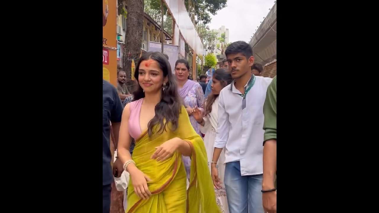 यावेळी तिने कॉटनची साडी आणि स्लिव्हलेस ब्लाऊज परिधान केला होता. तिचे फोटो आणि व्हिडीओ सोशल मीडियावर व्हायरल होत आहेत. मात्र एका गोष्टीमुळे नेटकऱ्यांनी तिला खूप ट्रोल केलंय.